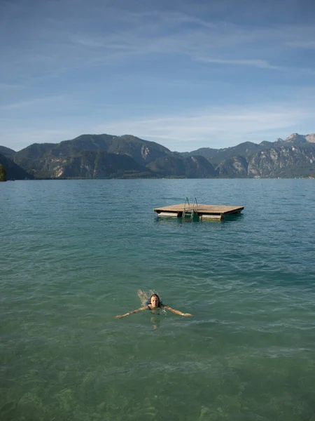 Jeune Femme Maillot Bain Profitant Une Journée Ensoleillée Bord Lac — Photo