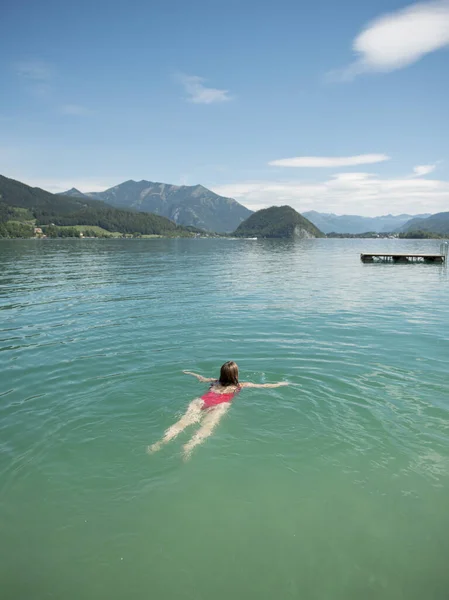Jeune Femme Nageant Dans Lac Pendant Journée Ensoleillée — Photo