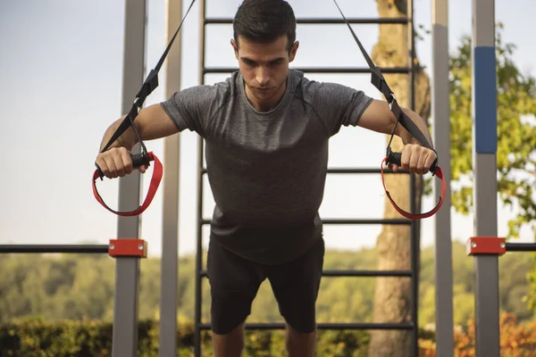 Joven Deportivo Haciendo Ejercicio Con Equipo Gimnasio Trx Aire Libre — Foto de Stock