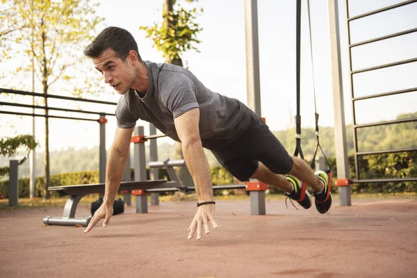 Joven Deportivo Haciendo Ejercicio Con Equipo Gimnasio Trx Aire Libre — Foto de Stock