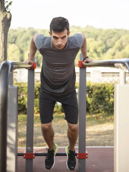 Atleta Masculino Exercitando Barras Paralelas Livre — Fotografia de Stock