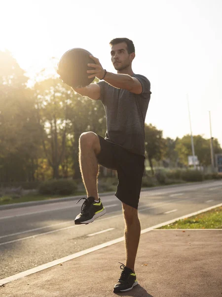 Fit Guy Faire Des Exercices Utilisant Une Balle Extérieur Jeune — Photo