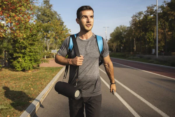 Hombre Con Altavoz Música Portátil Teléfono Para Hacer Ejercicio Parque — Foto de Stock