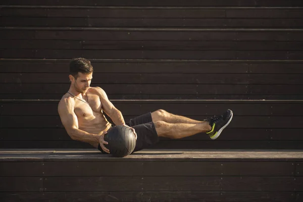 Fit Cara Fazendo Exercício Abdominal Banco Usando Uma Bola Livre — Fotografia de Stock