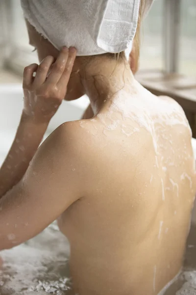 Young Slim Woman Sitting Bathtub Relaxing Woman Taking Bath — Stock Photo, Image