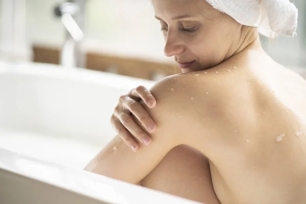 Young Slim Woman Sitting Bathtub Relaxing Woman Taking Bath — Stock Photo, Image