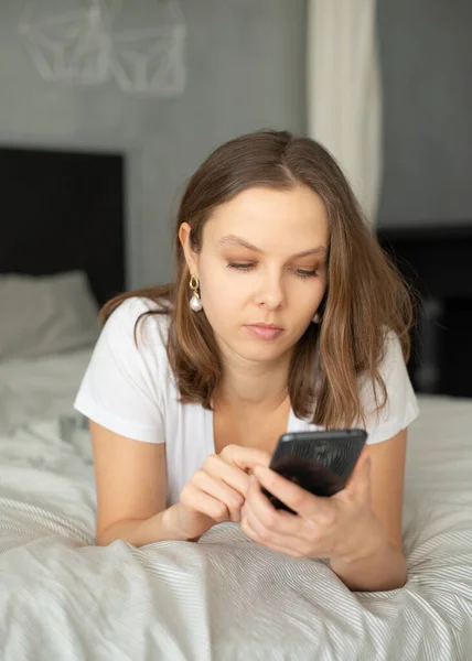 Mujer Acostada Cama Usando Teléfono Móvil Casa — Foto de Stock