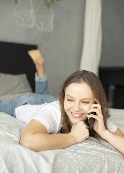 Vrouw Liggend Bed Praten Door Mobiele Telefoon Thuis Haar Slaapkamer — Stockfoto