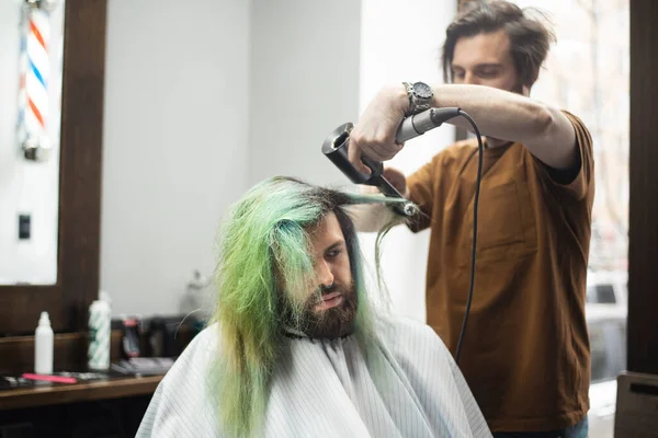 Barbeiro Fornecendo Penteado Para Cliente Masculino Usando Secador Cabelo Escova — Fotografia de Stock