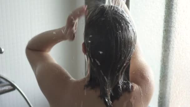Ung Kaukasisk Kvinna Tar Dusch Badrummet Hemma — Stockvideo