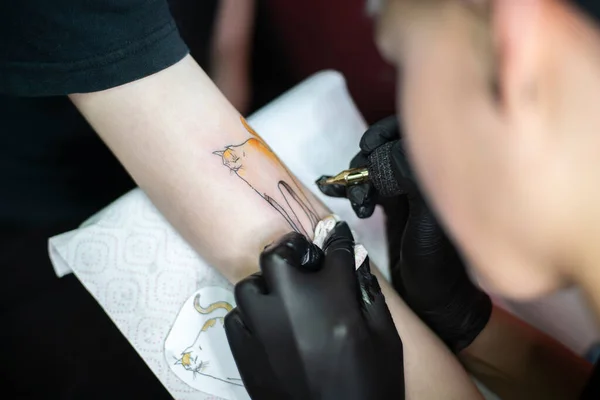 Tatuaje Artista Haciendo Tatuaje Brazo Del Cliente Femenino Con Máquina —  Fotos de Stock