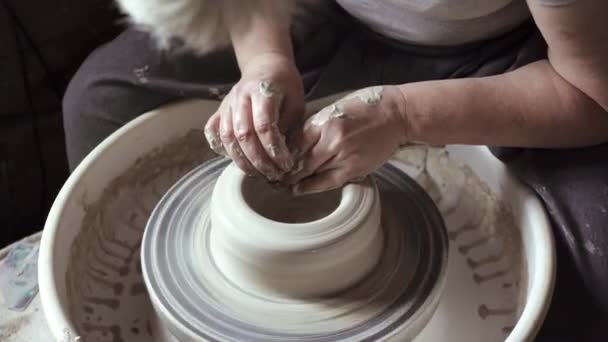 Ceramista Donna Che Una Pentola Argilla Una Ruota Ceramica Laboratorio — Video Stock