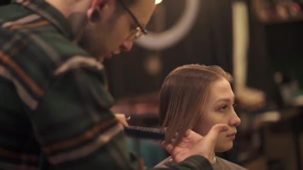 Kapsalon Voorzien Van Een Knipbeurt Met Professionele Schaar Kapsalon — Stockvideo