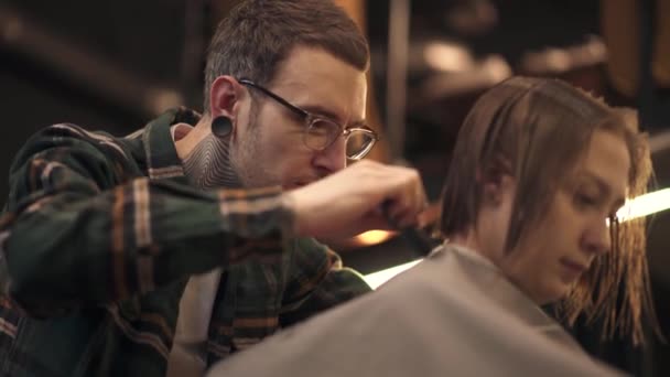 Coiffeur Fournissant Une Coupe Cheveux Avec Des Ciseaux Professionnels Dans — Video