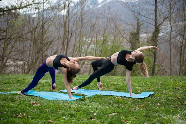 Instructeur Pratiquant Yoga Avec Une Cliente Ensemble Plein Air Sur — Photo