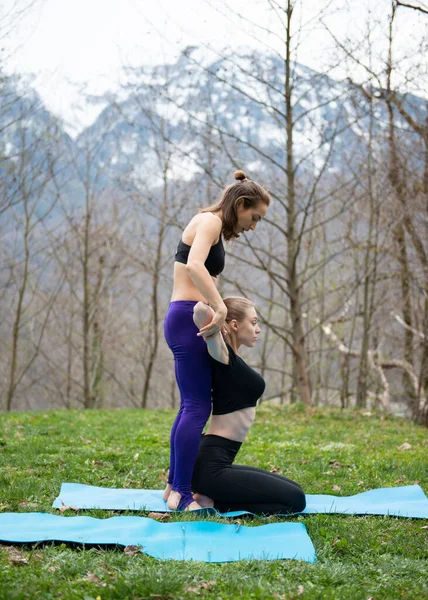 Yoga Teacher Massaging Shoulders Her Female Student Practicing Yoga Together — Stock Photo, Image