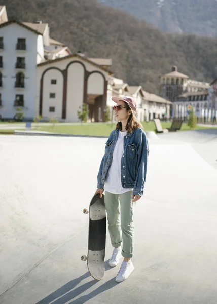 Νεαρή Γυναίκα Μεταφέρουν Skateboard Κοιτάζοντας Μακριά Εξωτερική — Φωτογραφία Αρχείου