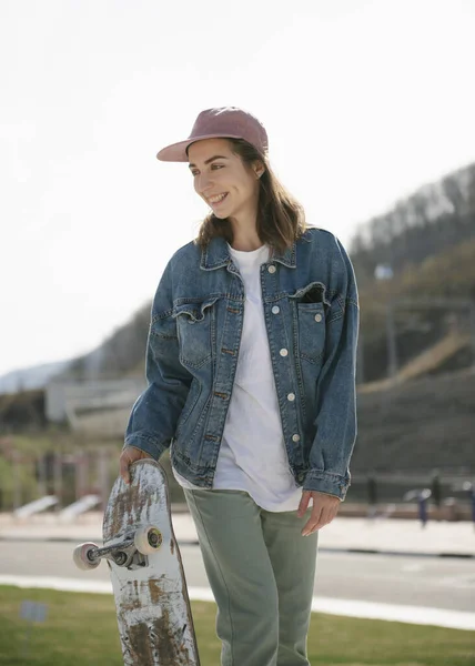 Jonge Vrouw Dragen Skateboard Kijken Weg Outdoor — Stockfoto