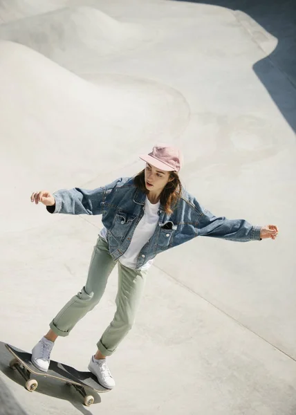 Νεαρή Γυναίκα Σηκωμένα Χέρια Κάνει Skateboarding Τέχνασμα Εξωτερική — Φωτογραφία Αρχείου