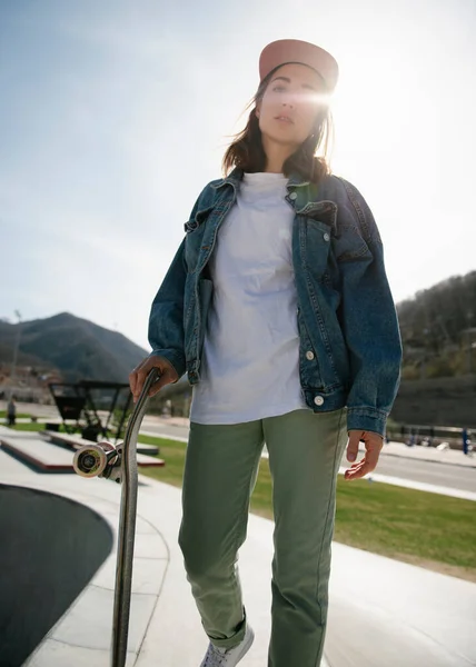 Jonge Vrouw Dragen Skateboard Kijken Naar Camera — Stockfoto