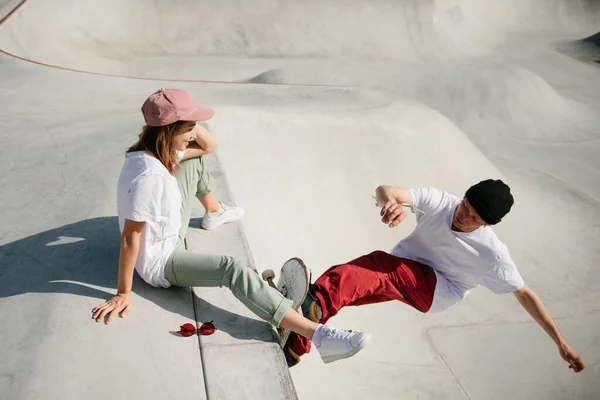 Jonge Vrouw Haar Vriend Brengen Tijd Samen Door Skateboard Park — Stockfoto
