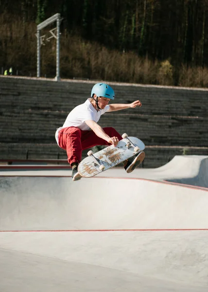 Νεαρός Που Εκτελεί Mid Air Τέχνασμα Στο Skateboard Εικόνα Αρχείου