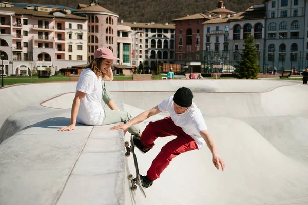 Ung Kvinna Och Hennes Pojkvän Tillbringa Tid Tillsammans Skateboard Park Royaltyfria Stockbilder