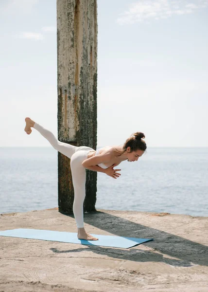Jeune Femme Pratiquant Yoga Bord Mer Pendant Journée Ensoleillée Femme — Photo