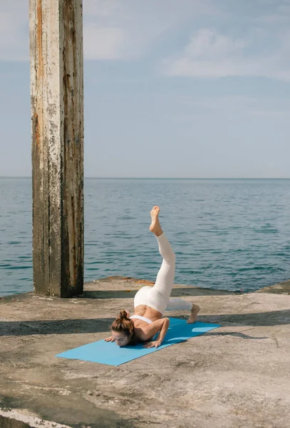 Mujer Joven Practicando Yoga Playa Durante Día Soleado — Foto de Stock
