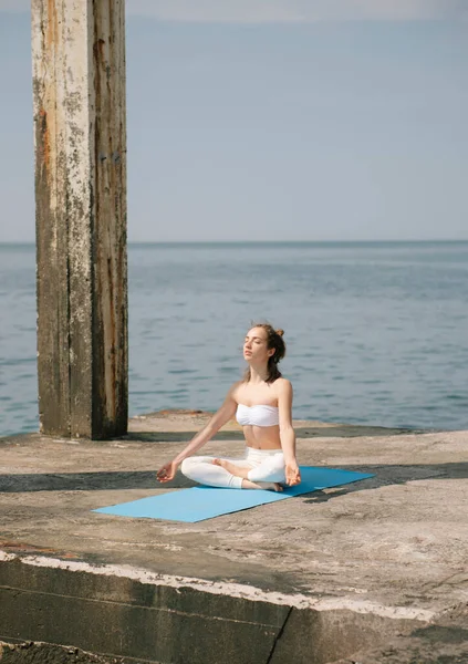 Donna Che Pratica Yoga Seduta Posa Loto Mare — Foto Stock