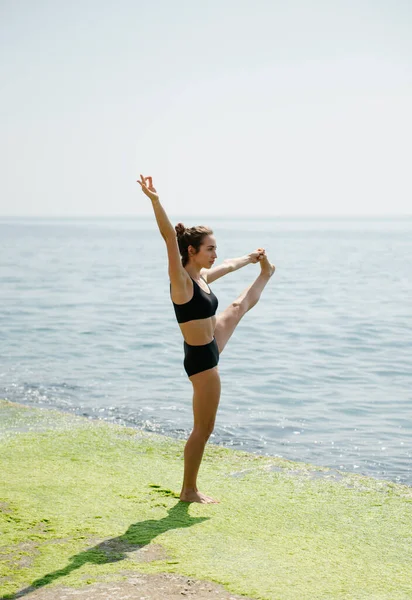 Mujer Joven Practicando Yoga Playa Durante Día Soleado Mujer Pie — Foto de Stock