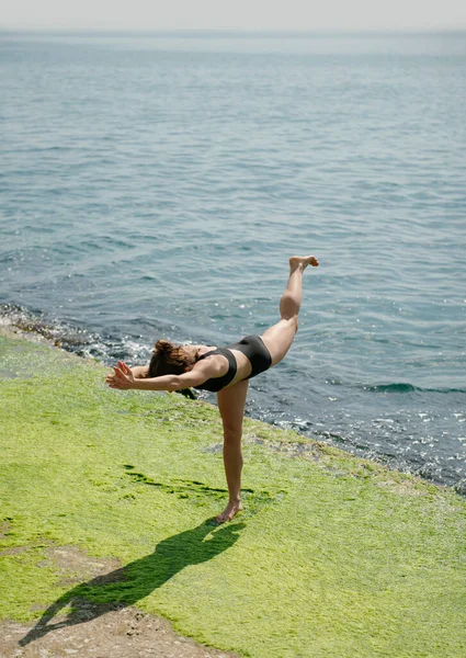Mujer Joven Practicando Yoga Playa Durante Día Soleado Mujer Pie — Foto de Stock