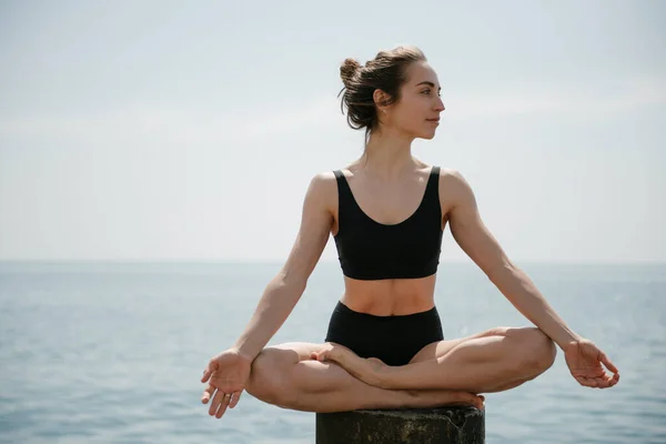 Donna Che Pratica Yoga Seduta Posa Loto Mare — Foto Stock