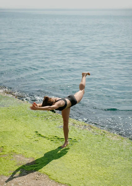 Jonge Vrouw Die Yoga Beoefent Aan Zee Tijdens Zonnige Dag Rechtenvrije Stockafbeeldingen