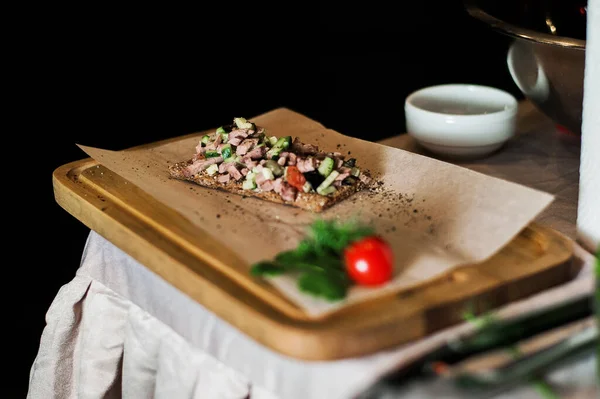 Tepside salata. Lezzetli yemek..