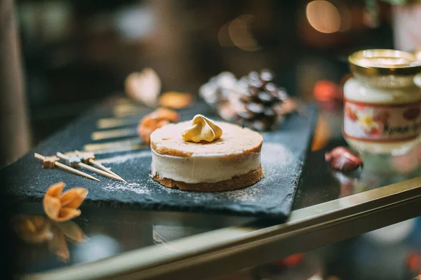 Tepside cheesecake. Lokantada tatlı.