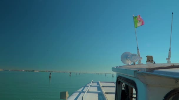 De kleine vlag van Italië op de witte boot in Venetië in Italië Stockvideo