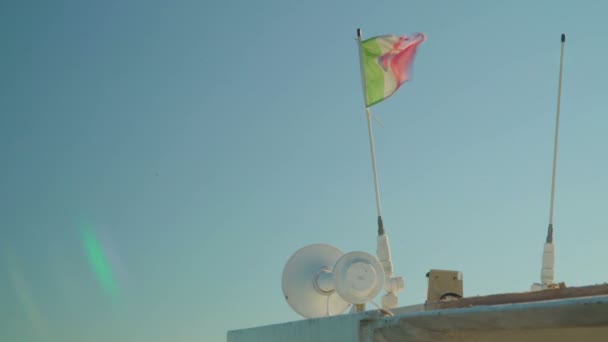 La pequeña bandera de Italia en el barco blanco en Venecia en Italia — Vídeos de Stock