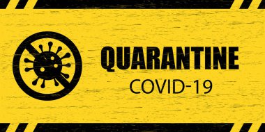Coronavirus uyarı işareti. Üzerinde karantina COVID-19 yazan ahşap bir plaka çizilmiş ve sarı zemin üzerine siyah virüs sembolü çizilmiş.