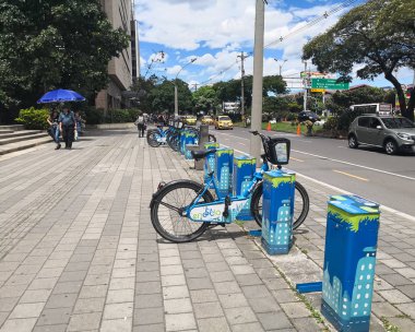 Encicla, Medellin, Kolombiya 'nın şehir bisikletleri. Metro, otobüs ve bisiklet sistemi. Gelişmekte olan bir şehirde sürdürülebilir, çevreci ve ekolojik hareketlilik