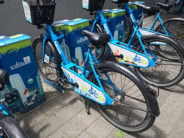 Encicla 'ya yakın, Medellin, Kolombiya' nın şehir bisikletleri. Metro, otobüs ve bisiklet sistemi. Sürdürülebilir, çevreci ve ekolojik hareketlilik