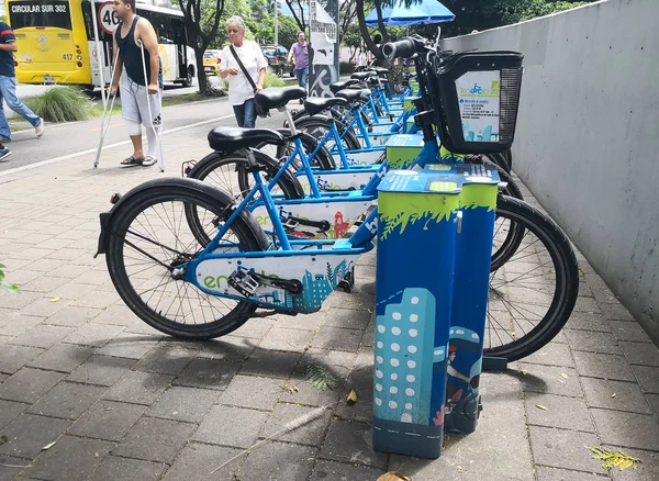 Encicla 'nın park alanı, Medellin, Kolombiya' nın şehir bisikletleri. Bu sürdürülebilir, çevreci ve ekolojik bir hareket stratejisidir.
