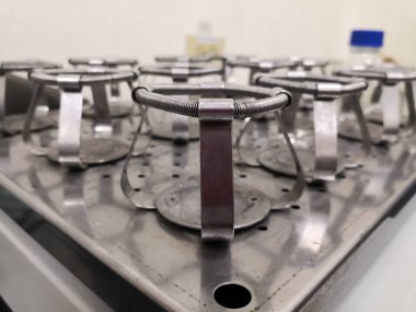 Örneklerin yörüngesel çalkalanması için bilimsel laboratuvar ekipmanları. Biyoteknoloji ve ilaç araştırmaları için kullanılır..