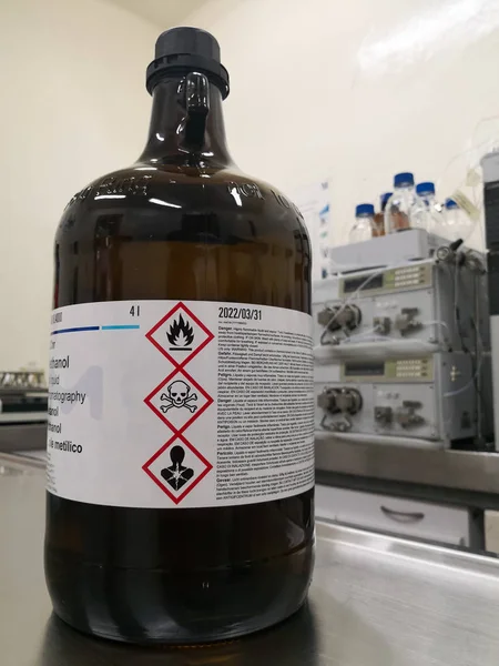 Flasche Einer Flüssigen Chemischen Substanz Mit Bernsteinglas Zum Schutz Vor — Stockfoto