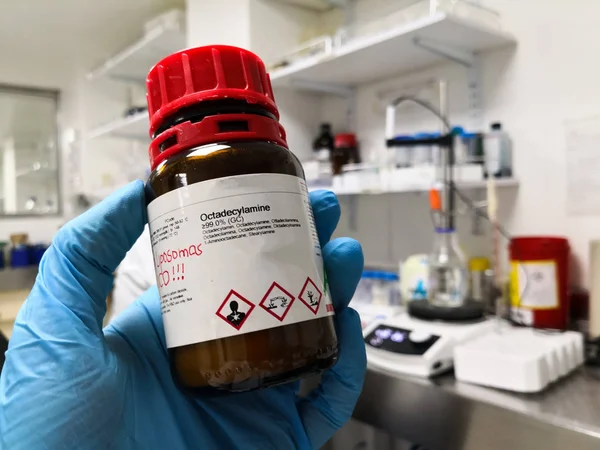 Farliga Frätande Och Förorenande Kemikalier Inuti Bärnstensfärgad Flaska Ett Kemiskt — Stockfoto