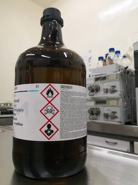 Bottle Liquid Chemical Substance Amber Glass Protection Light Label Warnings 스톡 사진