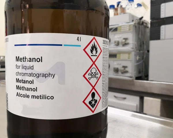 Amber Glass Bottle Lightning Protection Containing Methanol Hplc Grade Alcohol 로열티 프리 스톡 사진