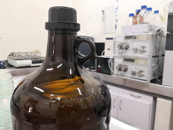 Large Amber Bottle Storage Chemical Substances Laboratory Scientific Equipment Background 로열티 프리 스톡 사진