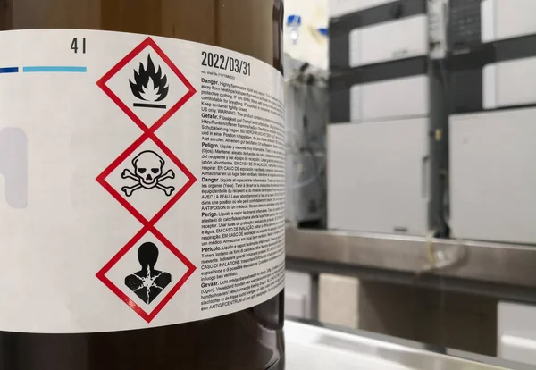 Chemische Substanz Einem Labor Bernsteinglasflasche Getaggt Mit Ghs Symbologie Mit Stockfoto