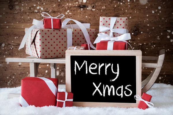 Schlitten mit Geschenken, Schnee, Schneeflocken, Text frohe Weihnachten — Stockfoto